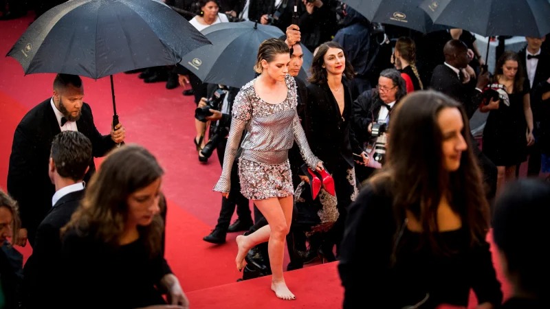 Kristen Stewart removes heels and walks barefoot on red carpet Kristen Stewart removes heels and walks barefoot on red carpet